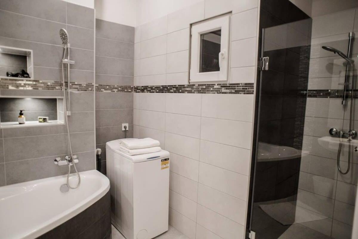 New Luxury Apartment In The Center With A/C Budapest Esterno foto
