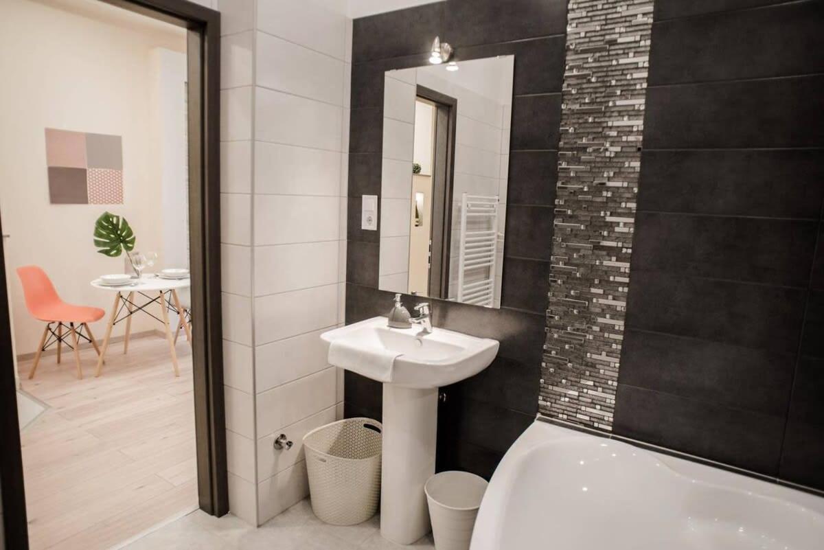 New Luxury Apartment In The Center With A/C Budapest Esterno foto